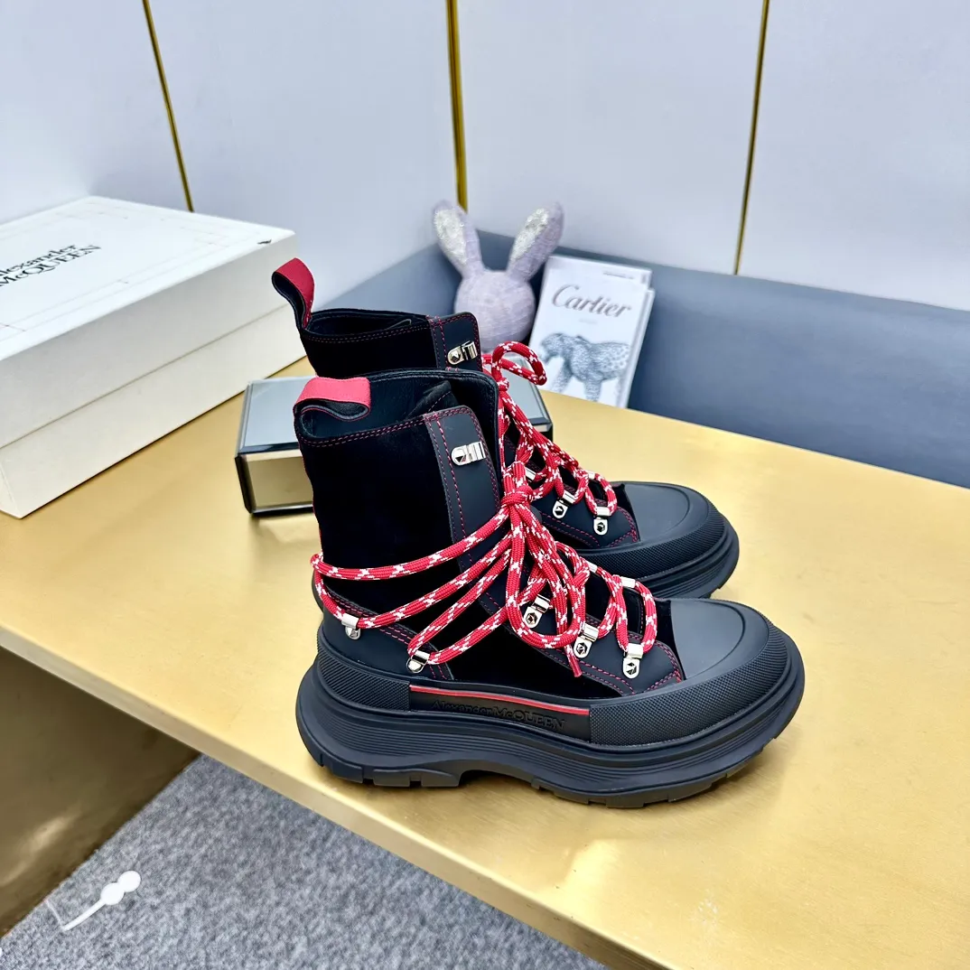 👟👟Ex-factory price 680👟👟 Alexander McQueen's latest thick-soled Martin boots, original 1:1 development, outsole original open-film TPU sole, fabric full-grain cowhide + high mercerized cowhide, lining sheepskin original hardware carabiner bottom height 5cm Size: #35-40 39-45